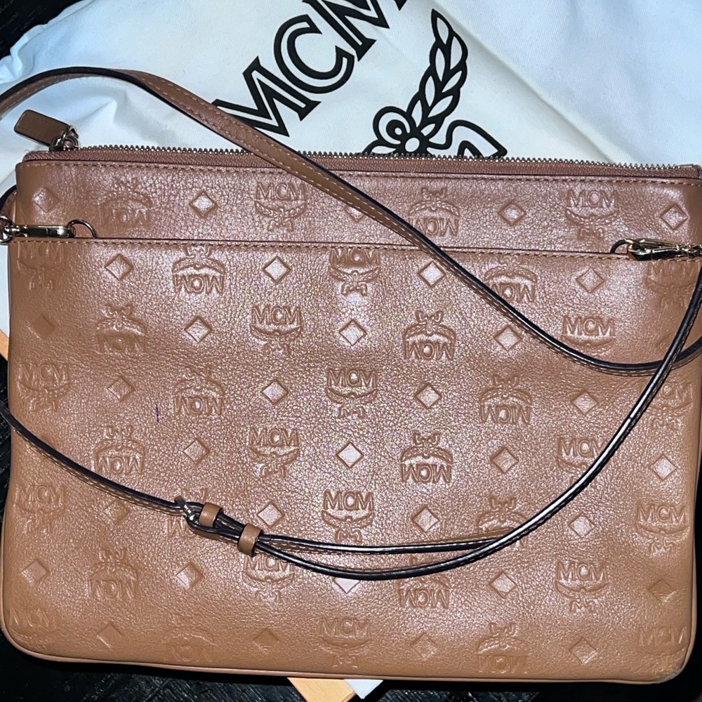 Woman’s cross bag (wallet available for addtl $80) w/duster bag